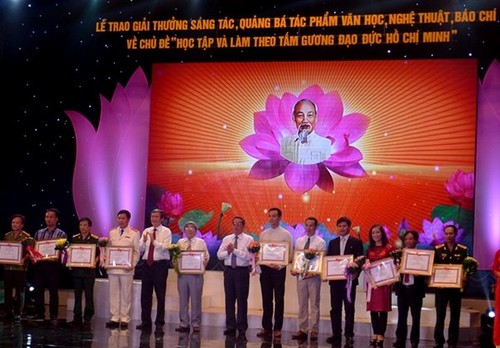 Works promoting “Following President Ho Chi Minh’s moral example” movement honored - ảnh 1